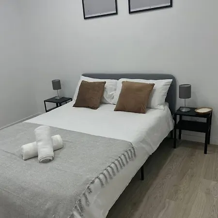 דירה Bright And Modern Flat With Air-con And Free Parking