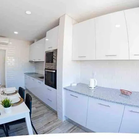 Bright And Modern Flat With Air-con And Free Parking