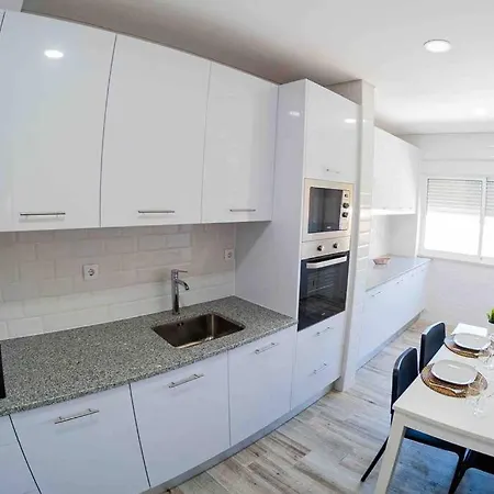 Bright And Modern Flat With Air-con And Free Parking דירה