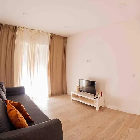דירה Bright And Modern Flat With Air-con And Free Parking *